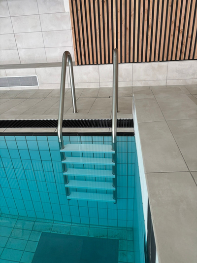 ECHELLE DE PISCINE  INOX 5 MARCHES POLYÉTHYLÈNE