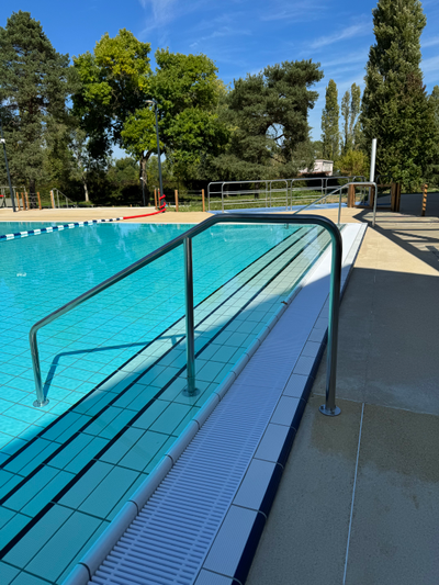 SORTIE DE BAIN, MAIN COURANTE