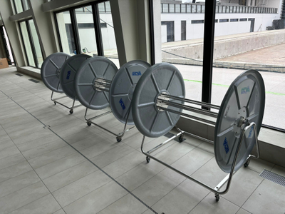 CHARIOT ENROULEUR POUR LIGNES DE NAGE GRAND MODÈLE FLASQUES GRISES 