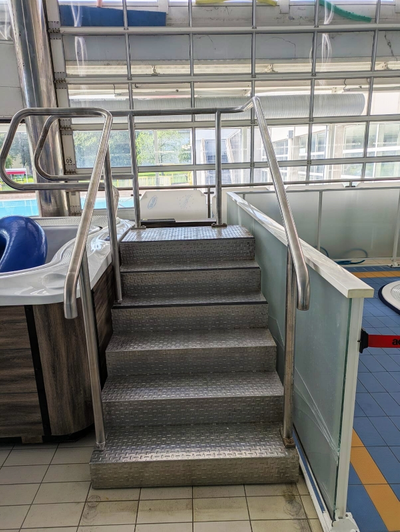 SORTIE DE BAIN, MAIN COURANTE