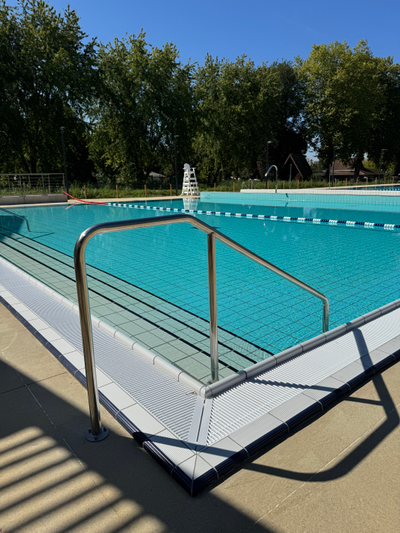 SORTIE DE BAIN, MAIN COURANTE