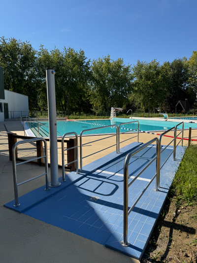 SORTIE DE BAIN, MAIN COURANTE