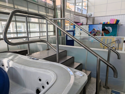 SORTIE DE BAIN, MAIN COURANTE